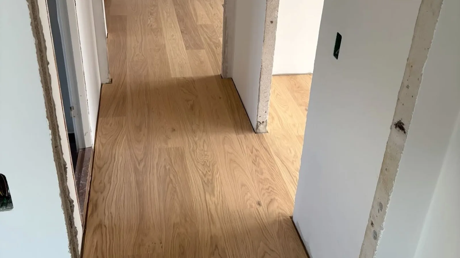 Færdigt plankegulv i gang efter afsluttet tømreropgave