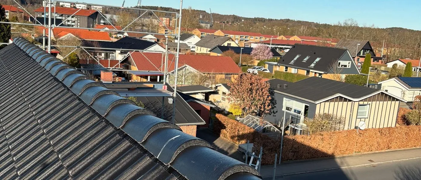 Udsigt ud over villakvarteret fra tagryggen under tagarbejde