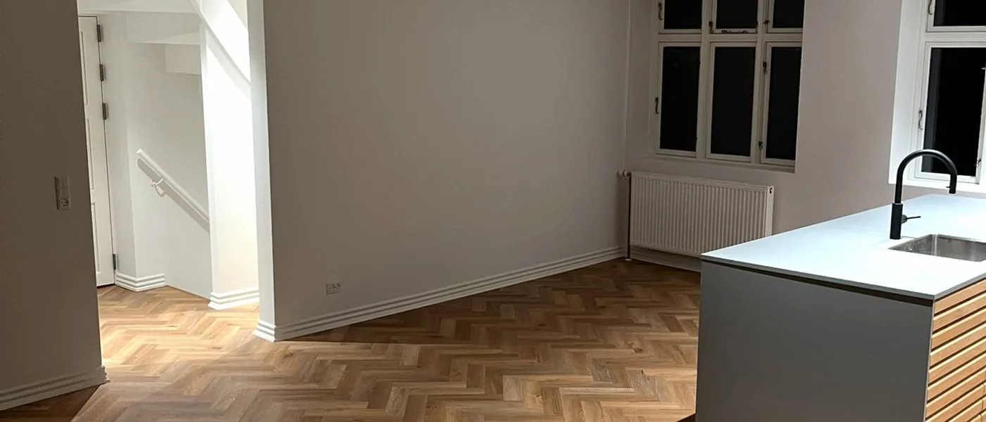 Sildebensgulv i køkken alrum med køkkenø i midten