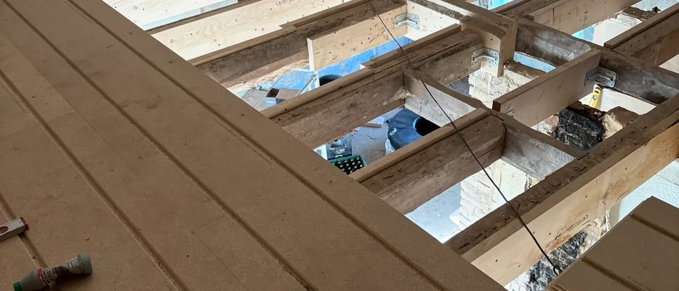Gulvbjælker friblottet under gennemgribende renovering af bolig